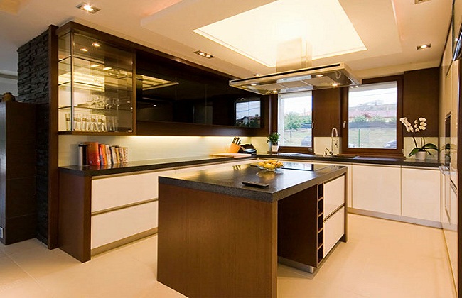 Tủ bếp hiện đại có cửa sổ