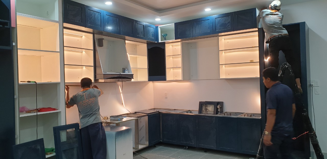Thi công tủ bếp chữ L gỗ công nghiệp acrylic