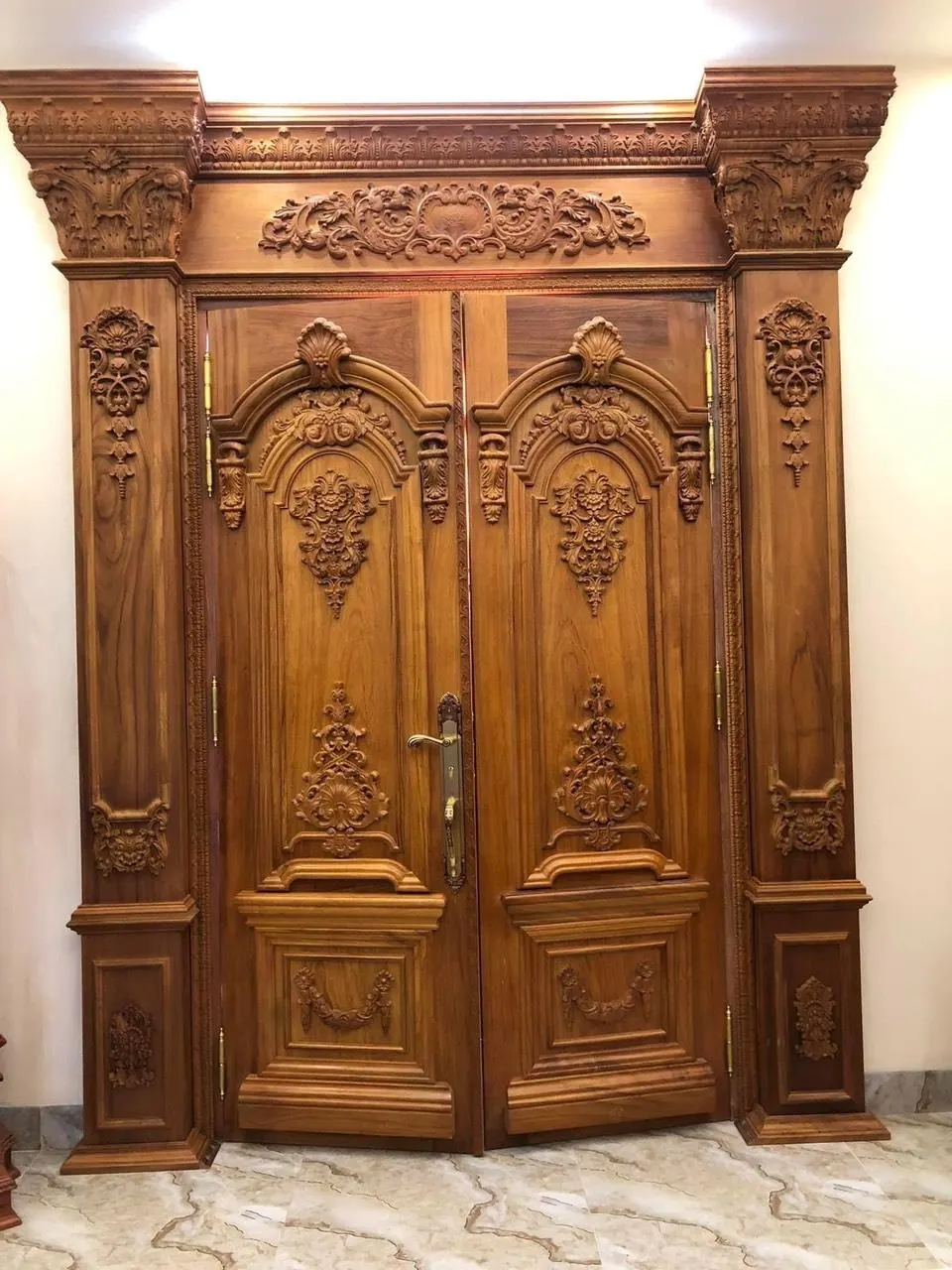 Bộ cửa gỗ gõ đỏ 2 cánh phong cách tân cổ điển được lắp đặt tại Đại học Nam Cần Thơ