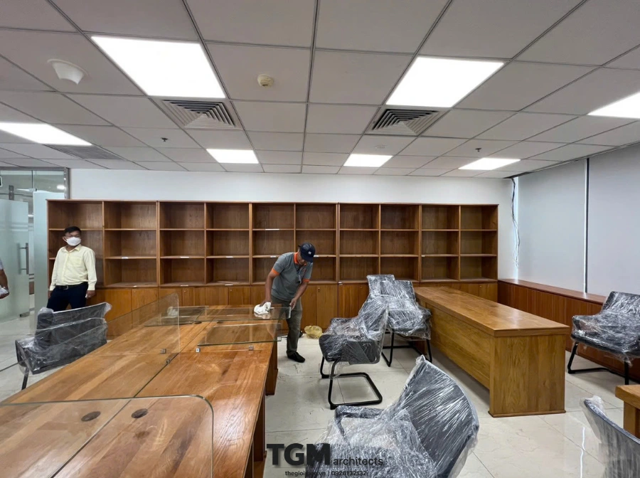 Thi công nội thất văn phòng Quận 3 Phường Nhiêu Lộc với hệ bàn làm việc, vách ngăn gỗ và tủ hồ sơ.