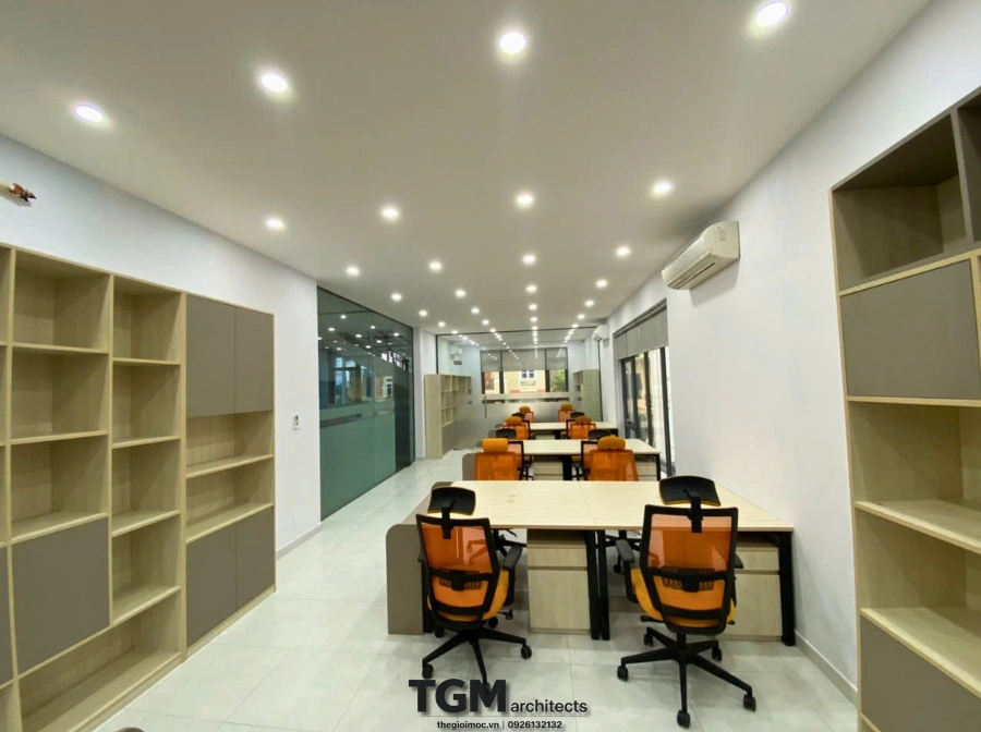 Thi công nội thất văn phòng Thảo Điền Quận 2 với bàn làm việc nhân viên, ghế xoay và hệ tủ hồ sơ hiện đại.